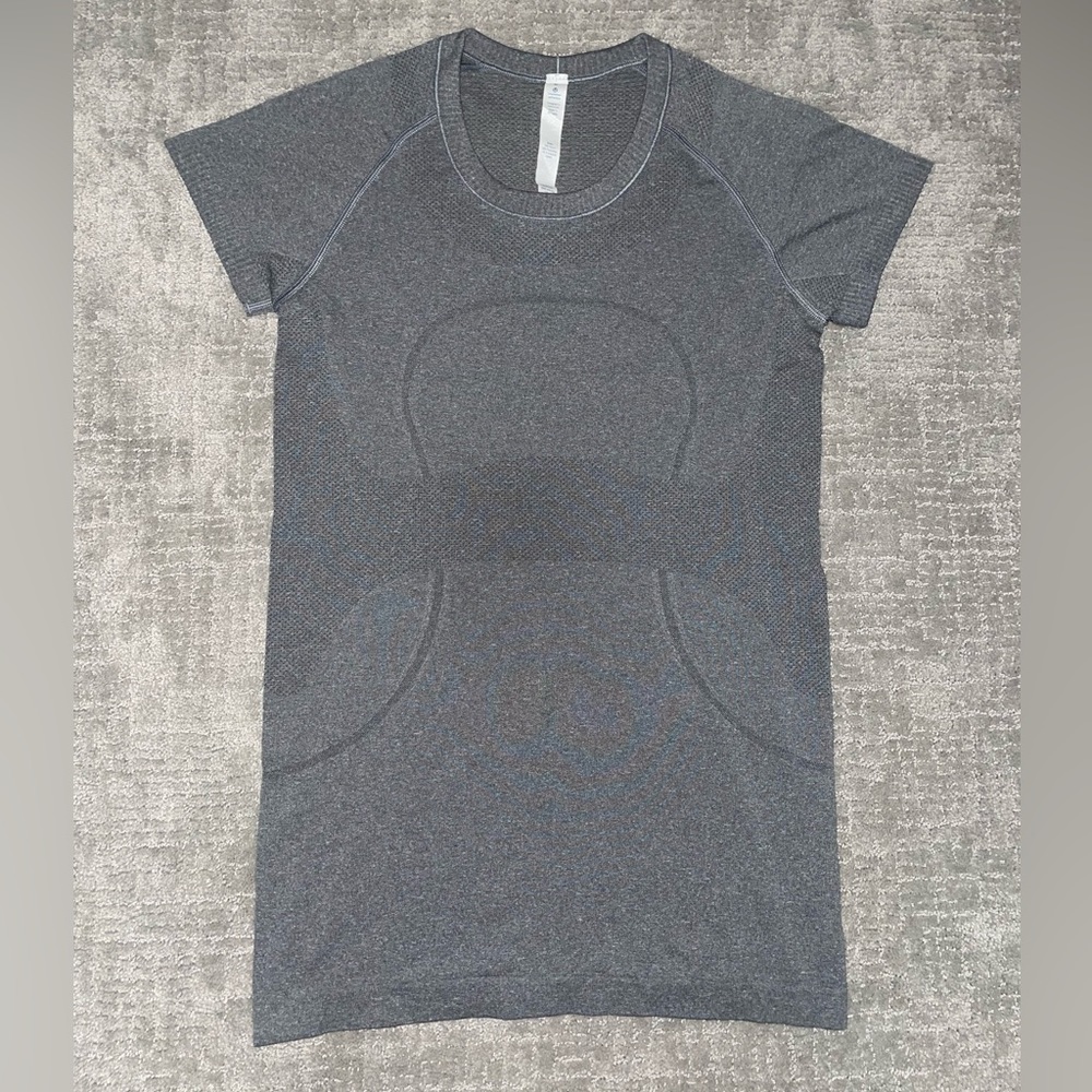 Mint condition Lululemon Swiftly Tech Short Sleeve Crew size 6 in grey